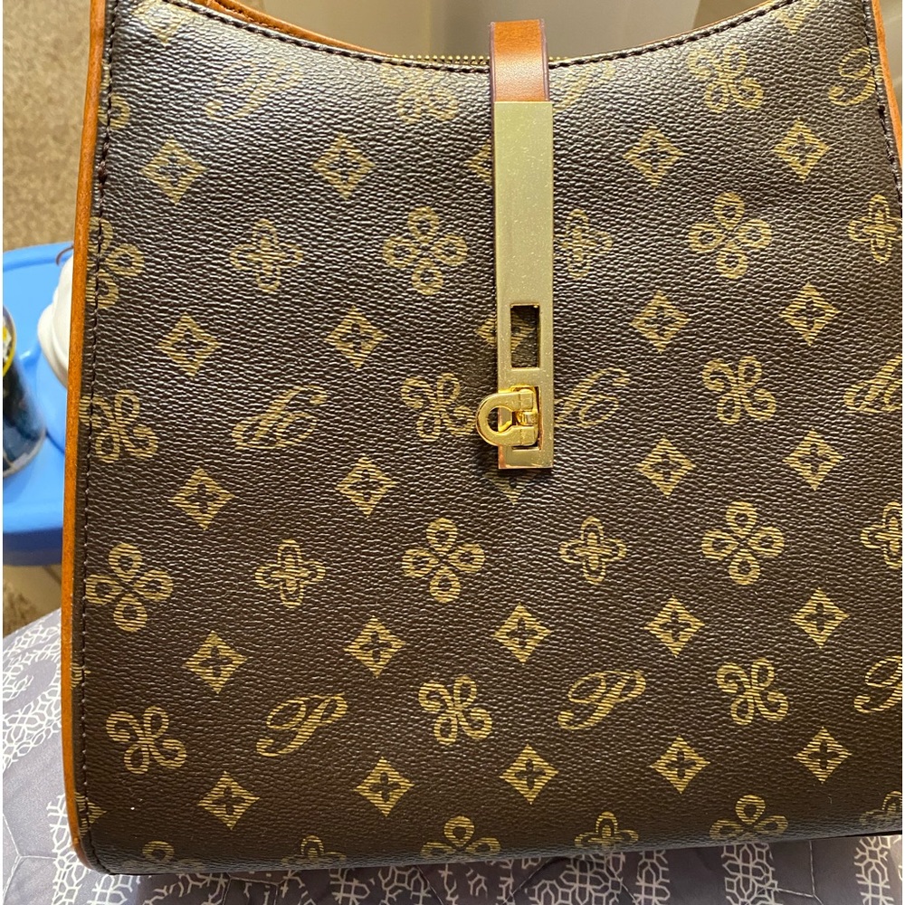 Purse with feet